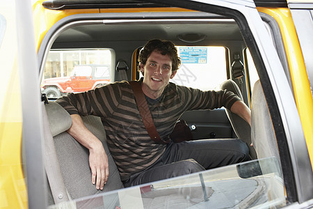 坐在出租车里的快乐成熟男人的肖像图片