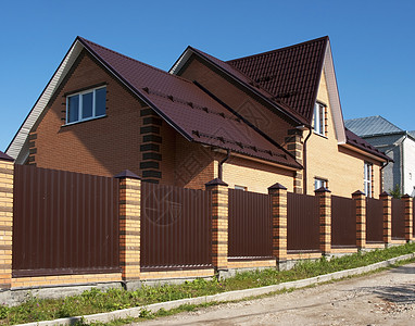新砖房石头窗户金属村庄棕色国家栅栏住宅红色家园图片