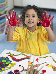 美术课中可爱的小女孩手指绘画肖像图片
