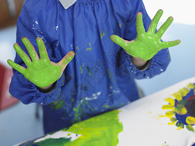 艺术类中手涂绿色的青色画手的年轻男孩的中产区图片