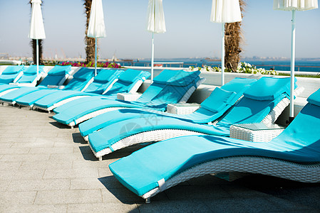 海滩上的椅子在海滩上旅游休息室假期海岸天空躺椅旅行晴天极乐海岸线图片