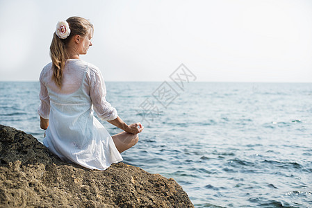 女人在海上冥想压力太阳反射呼吸卫生生活孤独天空日落身体图片