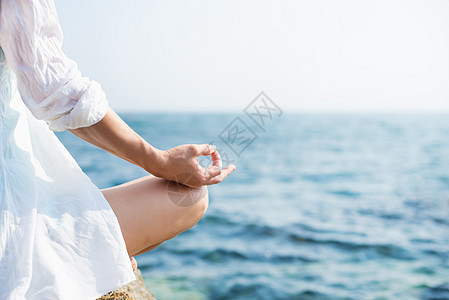 女人在海上冥想训练海滩身体反射生活呼吸太阳天空运动保健图片