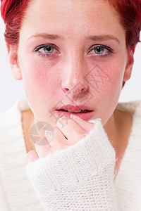 哭泣的年轻红发女青年图片