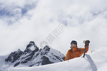 雄山登山者在山顶和云上达到雪峰图片