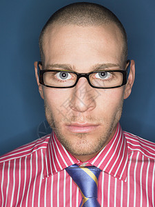 蓝色背景下戴眼镜的严重秃头男子的肖像成人工作室职业正装商务男人人士眼镜管理人员衬衫图片