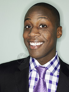 一名非裔美国商务人士在浅绿色背景下微笑的肖像 照片来自Flickr图片