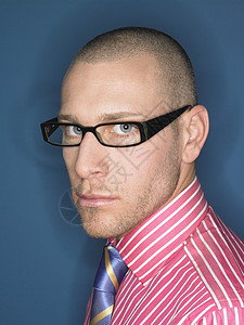 蓝色背景下戴眼镜的严重秃头男子的肖像工人人士眼镜办公室管理人员商务商业工作室领带自豪图片
