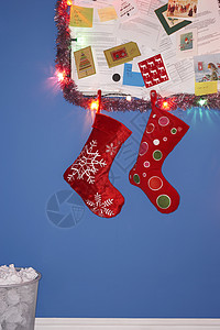 挂在墙上的圣诞丝袜装饰图片