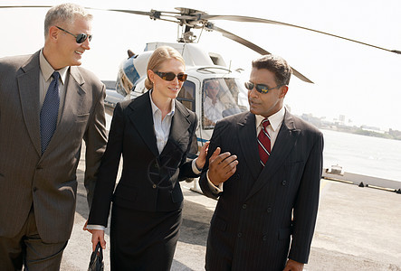 3名多族裔商务人士从直升机抵港 由3名多族裔商务人士抵达背景图片