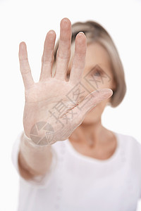 一名高级女子在白色背景下握着手掌的近身衣物图片