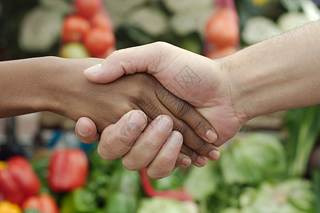 非裔或黑人美洲妇女与乡镇传统市场交易握手的非洲或黑人女性合同女孩购物合伙男人联盟友谊企业家团队人士图片