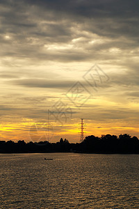 夜晚有天空的河流风景全景场景海洋橙子地平线反射阳光辉光魔法池塘图片