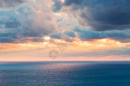 海上日出空气冲浪云景全景阳光海景蓝色泡沫日落射线图片