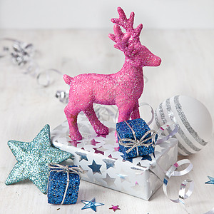 粉红鹿和圣诞节装饰小玩意儿绿色饰品包装装饰品礼品袋礼物正方形条纹礼物盒图片