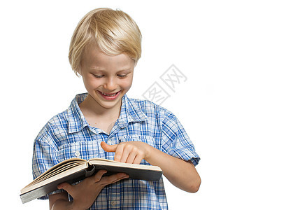 微笑的男孩拿着书和指着图片