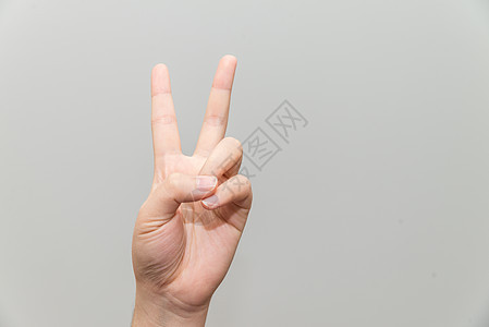 双手举起两只手指帮助胜利成功身体商业手腕一部分信号手势灰色图片