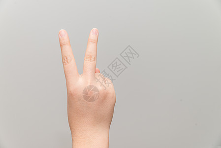 双手举起两只手指身体信号灰色一部分商业手势成功帮助胜利手腕图片