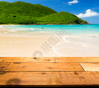 通过木甲板在卡里比巴海滨的温暖沙滩图片