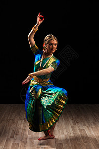 印度古典舞蹈的美丽女孩舞者成人优美姿势女性化妆品戏服女士女孩舞蹈家演员图片
