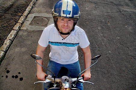 骑摩托车的年轻人喜悦快乐街道乐趣胡须自由骑术假期自行车头盔图片