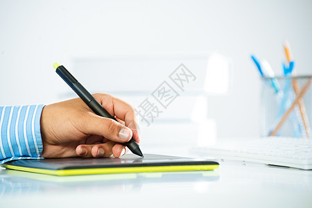 用笔状的钢丝 紧紧地握着一个人的手工作室职业技术手写笔创造力草图电脑生产设计师数字化图片