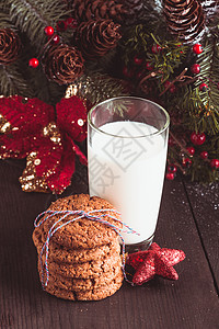 配牛奶的饼干传统丝带食物展示礼物假期甜点小吃松果桌子图片