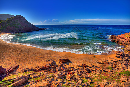 巴利阿里群岛Menorca的Cal Pilar海滩天空石头小岛太阳蓝色柱子岩石海景泡沫海洋图片