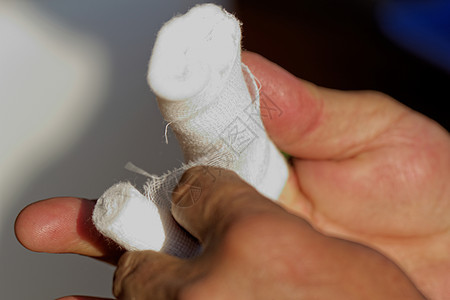 人体受伤时的白药绷带 手指事故伤害皮肤医生伤口援助药品手臂手腕考试图片