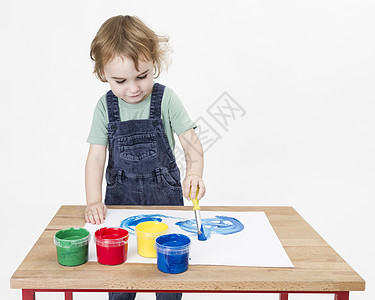 小桌上的可爱女孩画艺术画家学习创造力预冷器蓝色桌子起源刷子建设性图片