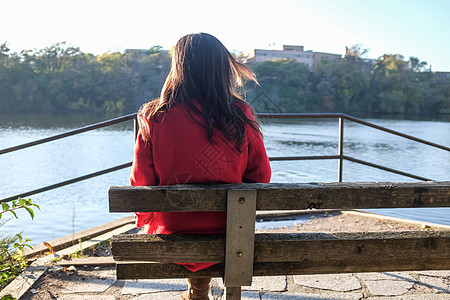 妇女坐席情感季节叶子乐趣椅子女士思考女孩外套头发图片