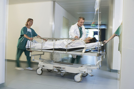 医务工作者通过医院走廊 将病人移到职业团体健康紧迫感药品运动实验室保健卫生情况图片