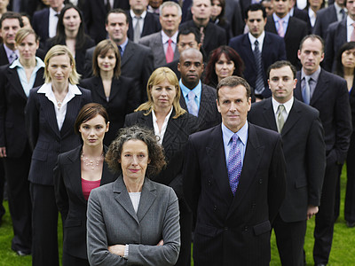 大批商界人士站在草坪肖像上高观望 并站立起来男人女士年龄商务同事团队范围上班族团结群像图片