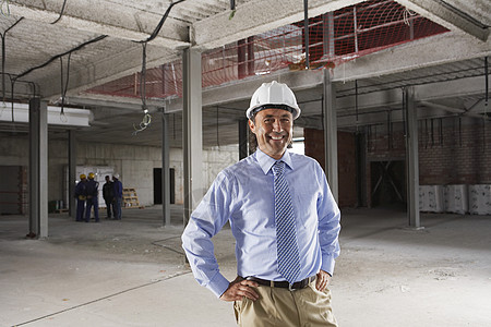 建筑工地一名微笑的男经理的肖像图片