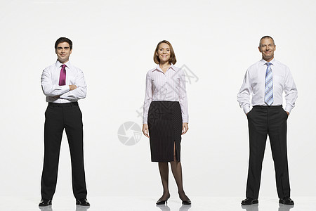 在白色背景下并肩站立的商界人士全长肖像画面管理人员女性工人工作室领带微笑合伙女士办公室幸福图片