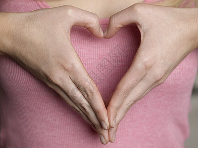 女性用手塑造心形的近身中方图片