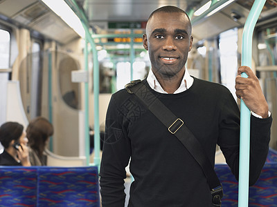 一个微笑着的非洲裔美国人在火车上搭车的肖像图片