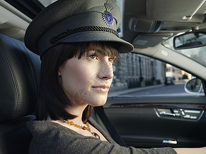 检查女司机驾驶汽车时身穿制服的女司机图片