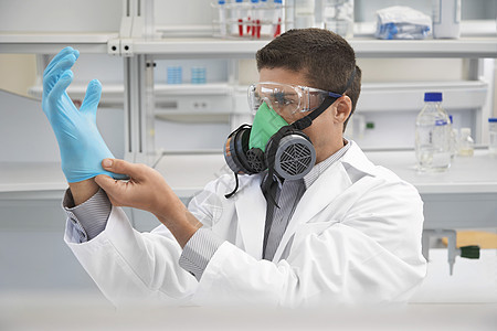 身戴防毒面具 在实验室戴上橡胶手套的科学家医疗摄影男子安全塑胶保健男人大衣装备风镜图片