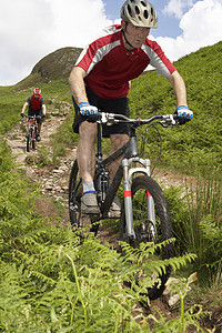 农村的两名骑自行车者走上轨道风景山地手套山坡骑术中年人丘陵享受头盔锻炼图片