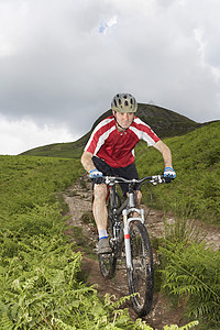 农村男骑自行车者走上轨道锻炼风景男子中年人风光田园活动安全手套冒险图片