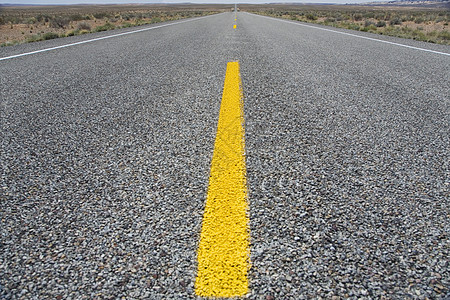 穿过沙漠的道路消失缺席风景地平线黄色标记图片