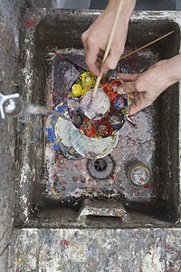 在艺术家工作室的脏水槽上 亲手清理调色盘图片