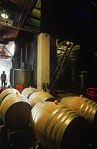 雅拉山谷葡萄酒园的葡萄酒桶图片