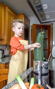 可爱的厨师 在锅里煮大菜乐趣童年饮食蔬菜洋葱食物男生烹饪韭葱微笑图片