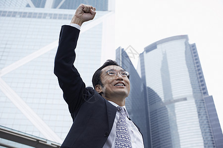 中国香港生意人 拳头低角度视野高涨的香港商务人士图片