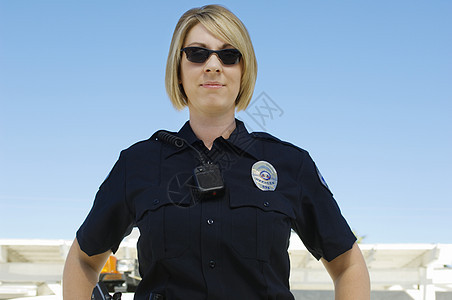 女警官 戴太阳眼镜的女警官在晴天上图片