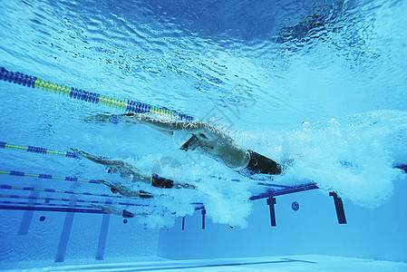 男性游泳者在泳池水下游景中赛跑游泳衣低角度赛车泳裤手臂气泡休闲竞赛男人活动图片