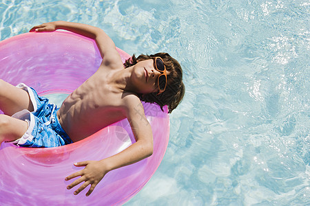 游泳池水晶管上的男孩水池游客浮筒男孩们高架乐趣沙滩男生旅行青年图片