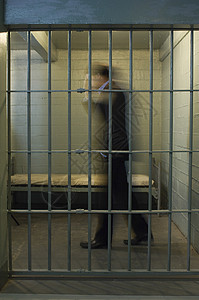 男子在牢房中行走图片